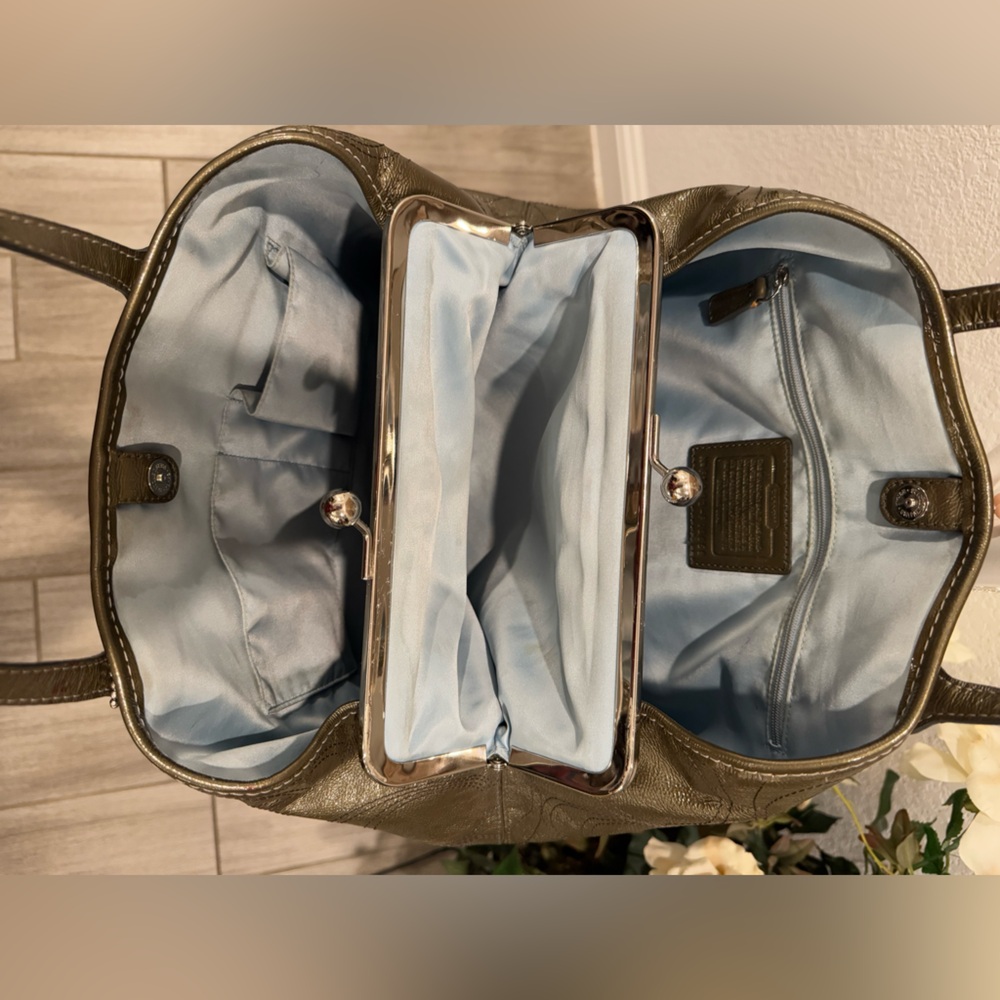 Coach Signature Stitch Patent Leather, Olive Green, 3 Section KISS Lock Purse - Picture 12 of 16